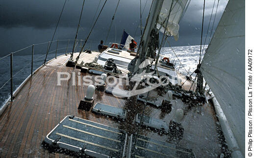 Arrayan sous un grain. - © Philip Plisson / Plisson La Trinité / AA09172 - Photo Galleries - Pleasure and Cruising Monohulls