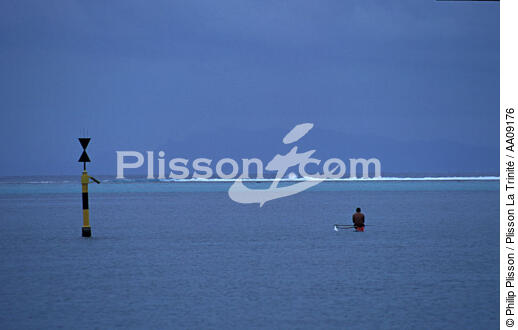 Pirogue en Polynésie française. - © Philip Plisson / Plisson La Trinité / AA09176 - Photo Galleries - Rowing boat