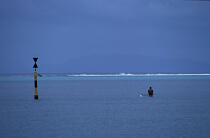 Pirogue en Polynésie française. © Philip Plisson / Plisson La Trinité / AA09176 - Photo Galleries - Buoys and beacons