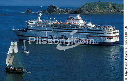 Ferry rentrant à St Malo. - © Philip Plisson / Plisson La Trinité / AA09178 - Nos reportages photos - Site [35]
