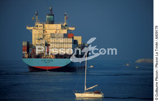 Porte-conteneur sortant du port. - © Guillaume Plisson / Plisson La Trinité / AA09179 - Photo Galleries - Containership