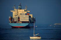 Porte-conteneur sortant du port. © Guillaume Plisson / Plisson La Trinité / AA09179 - Nos reportages photos - Le CMA CGM Marco Polo