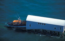 Mise à l'eau du canot de sauvetage. © Philip Plisson / Plisson La Trinité / AA09180 - Photo Galleries - Lifeboat