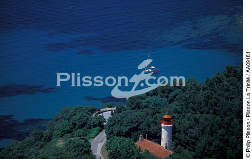 Le Cap Bénat. - © Philip Plisson / Plisson La Trinité / AA09181 - Photo Galleries - Cruise