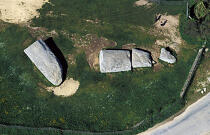 Le grand menhir brisé de Locmariaquer. © Philip Plisson / Plisson La Trinité / AA09183 - Nos reportages photos - Homme
