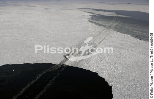 Tug maintaining the access channel to Helsinki. - © Philip Plisson / Plisson La Trinité / AA09195 - Photo Galleries - Snow