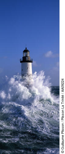 Le phare d'Ar Men au large de l'île de Sein. - © Guillaume Plisson / Plisson La Trinité / AA09224 - Nos reportages photos - Panoramique vertical