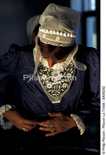 Coiffe et costume breton. - © Philip Plisson / Plisson La Trinité / AA09242 - Nos reportages photos - Femme