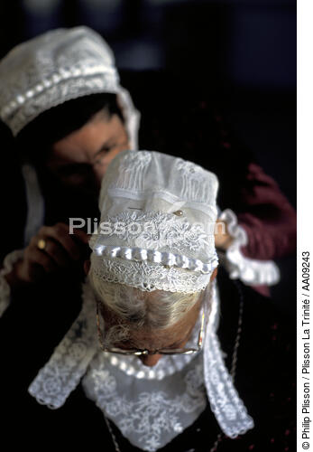 Coiffe et costume breton. - © Philip Plisson / Plisson La Trinité / AA09243 - Photo Galleries - Headdress