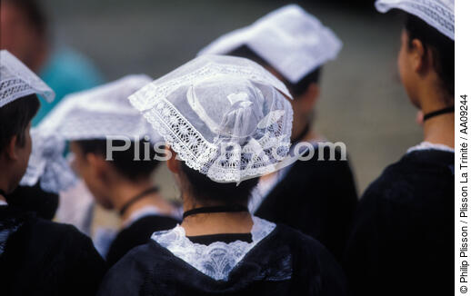 Coiffe et costume breton. - © Philip Plisson / Plisson La Trinité / AA09244 - Nos reportages photos - Coiffe