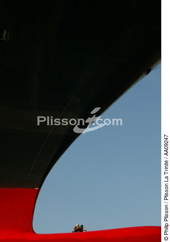 Last stroke of paint to the Queen Mary 2. - © Philip Plisson / Plisson La Trinité / AA09247 - Photo Galleries - Elements of boat