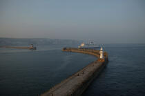 Le port de Douvres. © Philip Plisson / Plisson La Trinité / AA09281 - Nos reportages photos - Feu de port