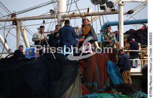 Mender at work - © Philip Plisson / Plisson La Trinité / AA09323 - Photo Galleries - Fishing nets