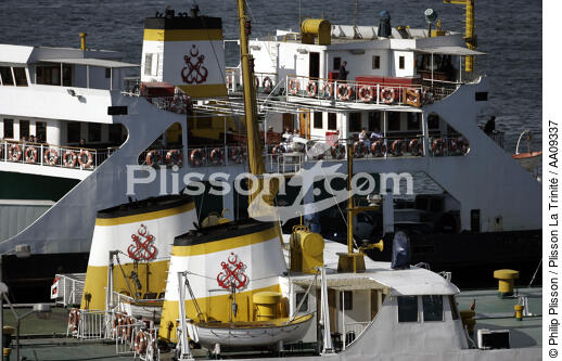 Ferry or "Vapur" on the Bosphorus. - © Philip Plisson / Plisson La Trinité / AA09337 - Photo Galleries - Istanbul, the Bosphorus