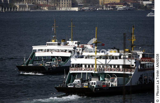 Ferry ou "Vapurs" sur le Bosphore. - ©  / Plisson La Trinité / AA09338 - Nos reportages photos - Istanbul, le détroit du Bosphore