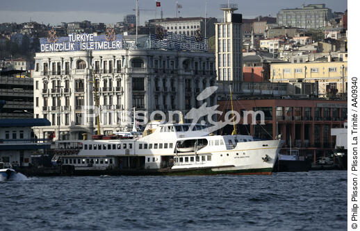 Ferry ou "Vapur" sur le Bosphore. - © Philip Plisson / Plisson La Trinité / AA09340 - Nos reportages photos - Istanbul, le détroit du Bosphore