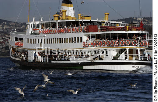 Ferry ou "Vapur" sur le Bosphore. - © Philip Plisson / Plisson La Trinité / AA09343 - Nos reportages photos - Istanbul, le détroit du Bosphore