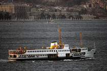 Trafic sur le Bosphore. © Philip Plisson / Plisson La Trinité / AA09344 - Nos reportages photos - Istanbul, le détroit du Bosphore