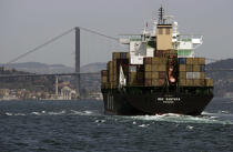 Carry containers on the Bosphorus. © Philip Plisson / Plisson La Trinité / AA09351 - Photo Galleries - CMA CGM Marco Polo