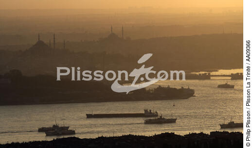 Traffic on the Bosphorus. - © Philip Plisson / Pêcheur d’Images / AA09366 - Photo Galleries - Istanbul, the Bosphorus