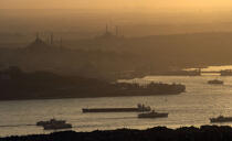 Traffic on the Bosphorus. © Philip Plisson / Plisson La Trinité / AA09366 - Photo Galleries - Backlit