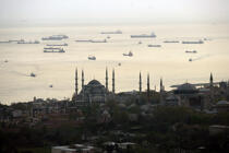 Trafic sur le Bosphore. © Philip Plisson / Plisson La Trinité / AA09368 - Nos reportages photos - Istanbul, le détroit du Bosphore