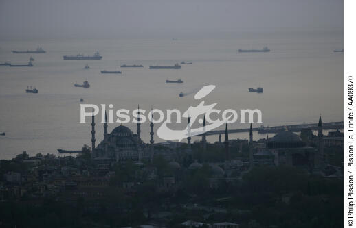 Traffic on the Bosphorus. - © Philip Plisson / Plisson La Trinité / AA09370 - Photo Galleries - Turkey
