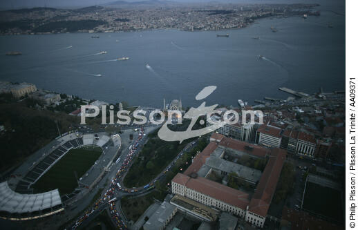 Trafic sur le Bosphore. - © Philip Plisson / Plisson La Trinité / AA09371 - Nos reportages photos - Istanbul, le détroit du Bosphore