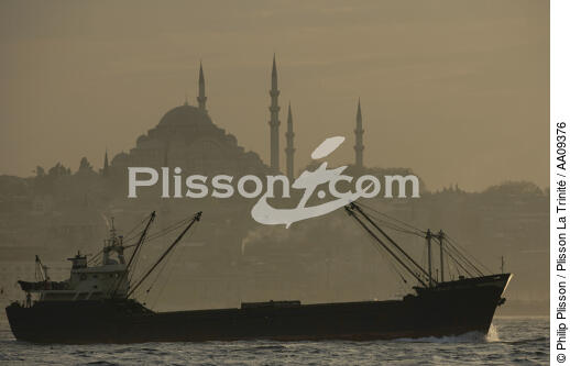 Istanbul. - © Philip Plisson / Plisson La Trinité / AA09376 - Nos reportages photos - Istanbul, le détroit du Bosphore