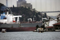 Traffic on the Bosphorus. © Philip Plisson / Plisson La Trinité / AA09383 - Photo Galleries - Suspended bridge