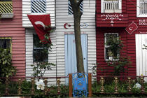 Houses in Istanbul. © Philip Plisson / Plisson La Trinité / AA09384 - Photo Galleries - Elements of boat