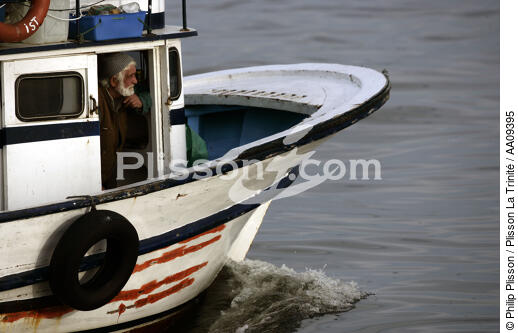 Fisherman on the port of Istanbul. - © Philip Plisson / Pêcheur d’Images / AA09395 - Photo Galleries - Istanbul, the Bosphorus