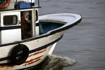 Pêcheur dans le port d'Istanbul. © Philip Plisson / Pêcheur d’Images / AA09395 - Nos reportages photos - Istanbul, le détroit du Bosphore