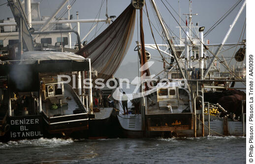 Bateau de pêche dans le Bosphore. - © Philip Plisson / Plisson La Trinité / AA09399 - Nos reportages photos - Site [Turquie]