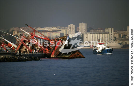 Running aground on the Bosphorus. - © Philip Plisson / Plisson La Trinité / AA09401 - Photo Galleries - Bosphorus