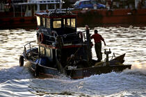 Bateau de pêche à Istanbul. © Philip Plisson / Plisson La Trinité / AA09402 - Nos reportages photos - Contre-jour