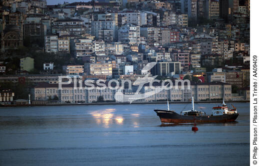 Trafic sur le Bosphore. - © Philip Plisson / Plisson La Trinité / AA09409 - Nos reportages photos - Istanbul