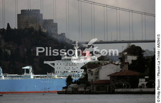 Trafic sur le Bosphore. - © Philip Plisson / Plisson La Trinité / AA09415 - Nos reportages photos - Istanbul, le détroit du Bosphore
