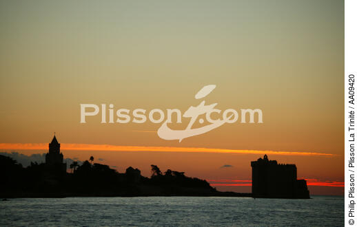 Coucher de soleil sur les îles de Lérins. - © Philip Plisson / Plisson La Trinité / AA09420 - Photo Galleries - Abbey