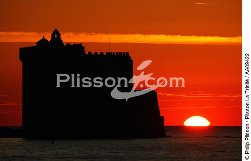 Coucher de soleil sur Saint-Honorat. - © Philip Plisson / Plisson La Trinité / AA09422 - Photo Galleries - Sunset