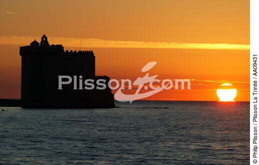 Coucher de soleil sur Saint-Honorat. - © Philip Plisson / Plisson La Trinité / AA09431 - Photo Galleries - Island [06]