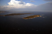 Les îles de Lérins, Saint-Honorat et Sainte-Marguerite. © Philip Plisson / Plisson La Trinité / AA09432 - Nos reportages photos - Iles de Lérins