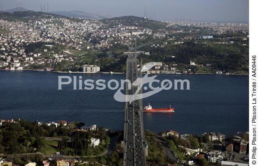 Trafic sur le Bosphore. - © Philip Plisson / Plisson La Trinité / AA09446 - Nos reportages photos - Istanbul, le détroit du Bosphore