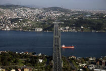 Traffic on the Bosphorus. © Philip Plisson / Plisson La Trinité / AA09446 - Photo Galleries - Suspended bridge