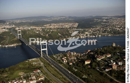 Traffic on the Bosphorus. - © Philip Plisson / Plisson La Trinité / AA09447 - Photo Galleries - Bridge