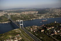 Trafic sur le Bosphore. © Philip Plisson / Pêcheur d’Images / AA09447 - Nos reportages photos - Istanbul, le détroit du Bosphore