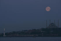 Istanbul by night. © Philip Plisson / Plisson La Trinité / AA09458 - Photo Galleries - Full moon