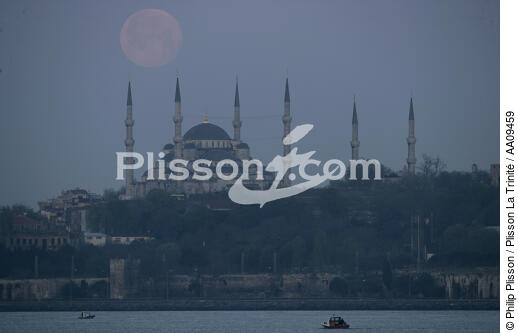 Istanbul by night. - © Philip Plisson / Plisson La Trinité / AA09459 - Photo Galleries - Moon