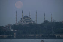 Istanbul by night. © Philip Plisson / Plisson La Trinité / AA09459 - Photo Galleries - Full moon
