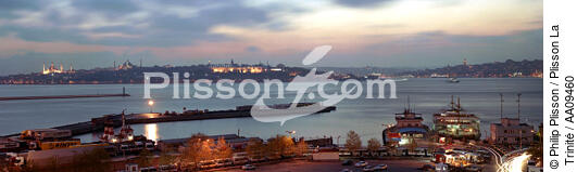 Istanbul et le Bosphore à la tombée de la nuit. - © Philip Plisson / Plisson La Trinité / AA09460 - Photo Galleries - Town [Turkey]